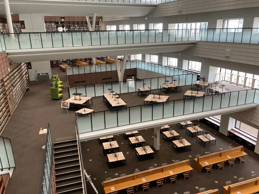 図書館で資料を調べる仕事風景