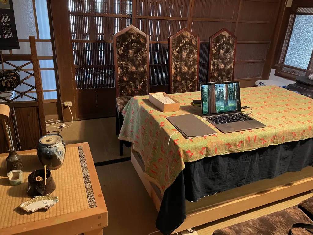古民家の座敷での仕事風景